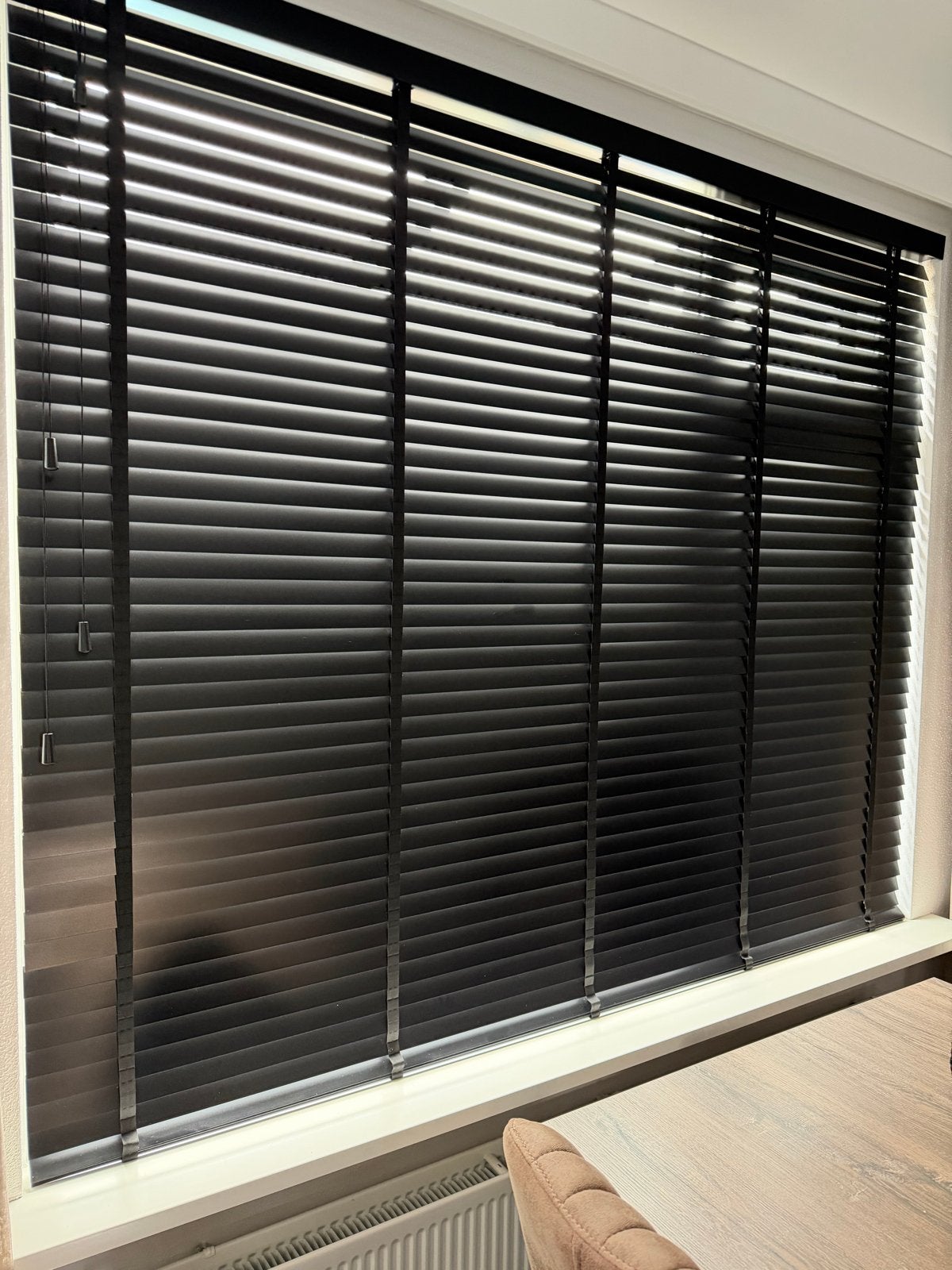 Zwarte houten jaloezieën 226x192 cm met ladderband 50mm, Ophalen, Jaloezie, Gebruikt, Zwart