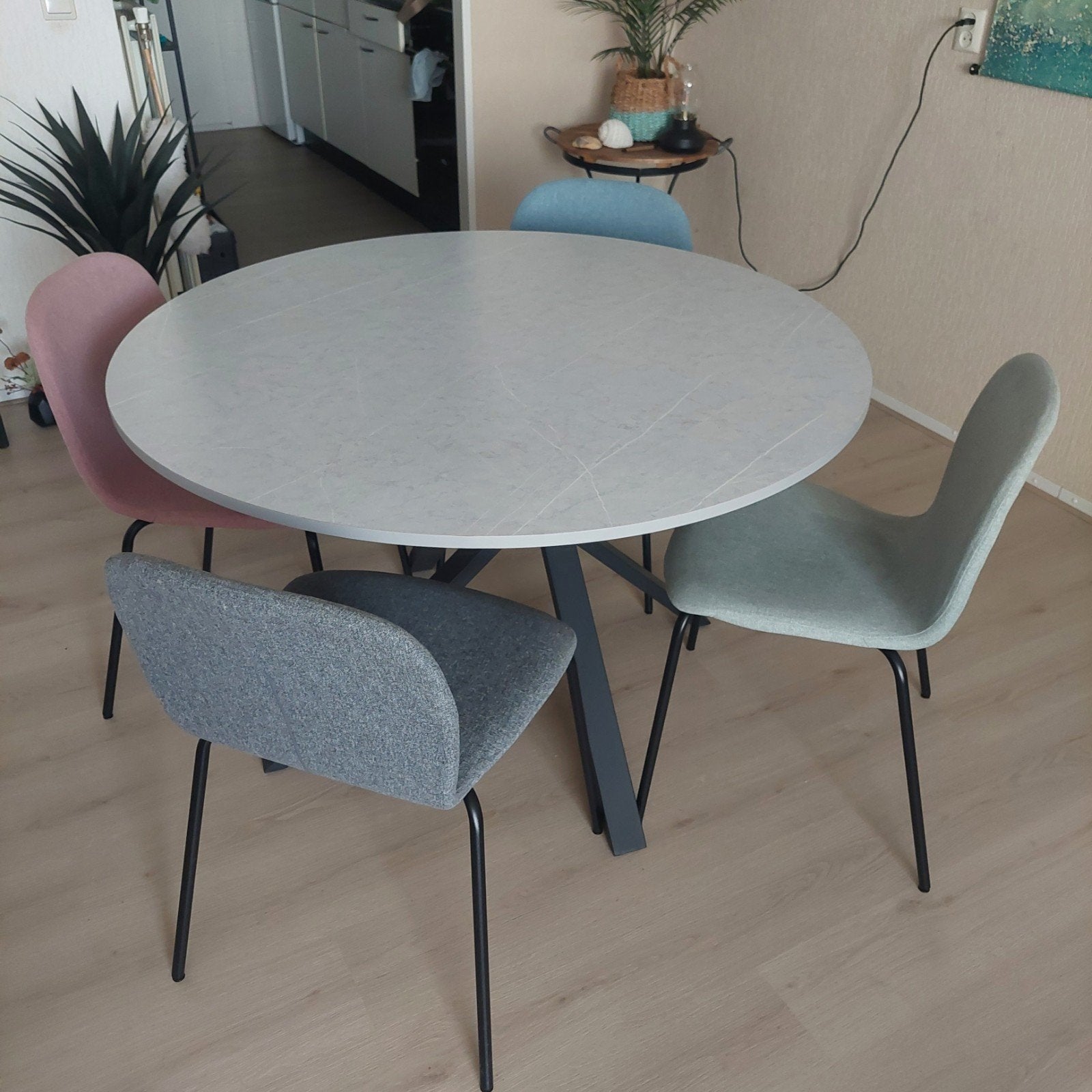 Eetkamertafel + 4 stoelen, Huis en Inrichting, Tafels | Eettafels, Ophalen, Rond, Zo goed als nieuw, Vier personen
