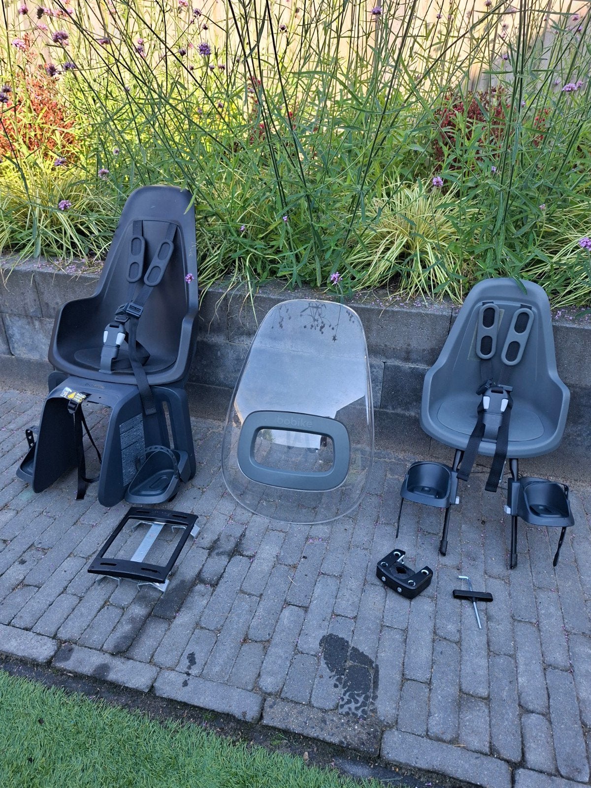 Bobike voor- en achterzitje met windscherm en adapters, Ophalen, Gebruikt