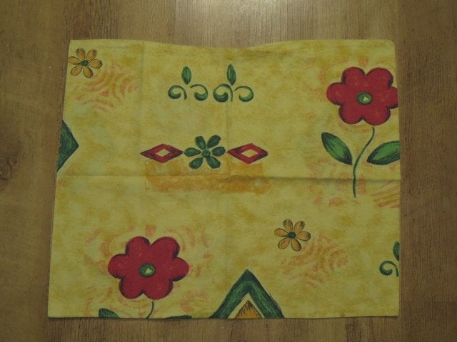 Vintage kussensloop lap stof geel met rode en groene bloemen, Geel, Ophalen of Verzenden, Zo goed als nieuw, 30 tot 120 cm