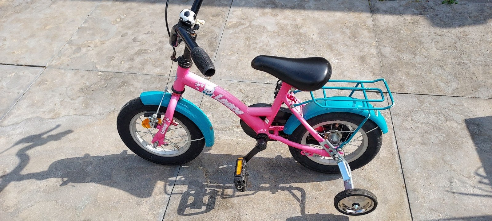 Roze kinderfiets met zijwieltjes en bagagedrager, Fietsen en Brommers, Fietsen | Kinderfietsjes, Ophalen, Zijwieltjes, Gebruikt