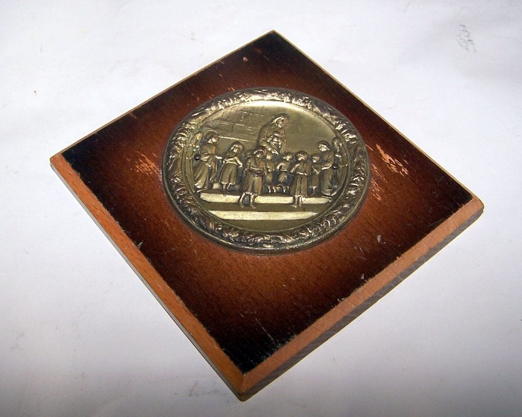 Vintage religieuze medaillon gemonteerd  houten plaque., Ophalen of Verzenden