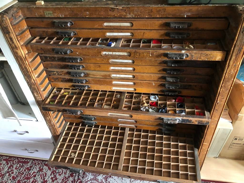 Houten letterkast met veel kleine vakjes107 h x 95 b x 47 d, Antiek en Kunst, Ophalen