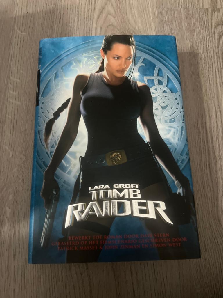Lara Croft Tomb Raider Boek - Gebaseerd op de film, Ophalen of Verzenden, Gelezen