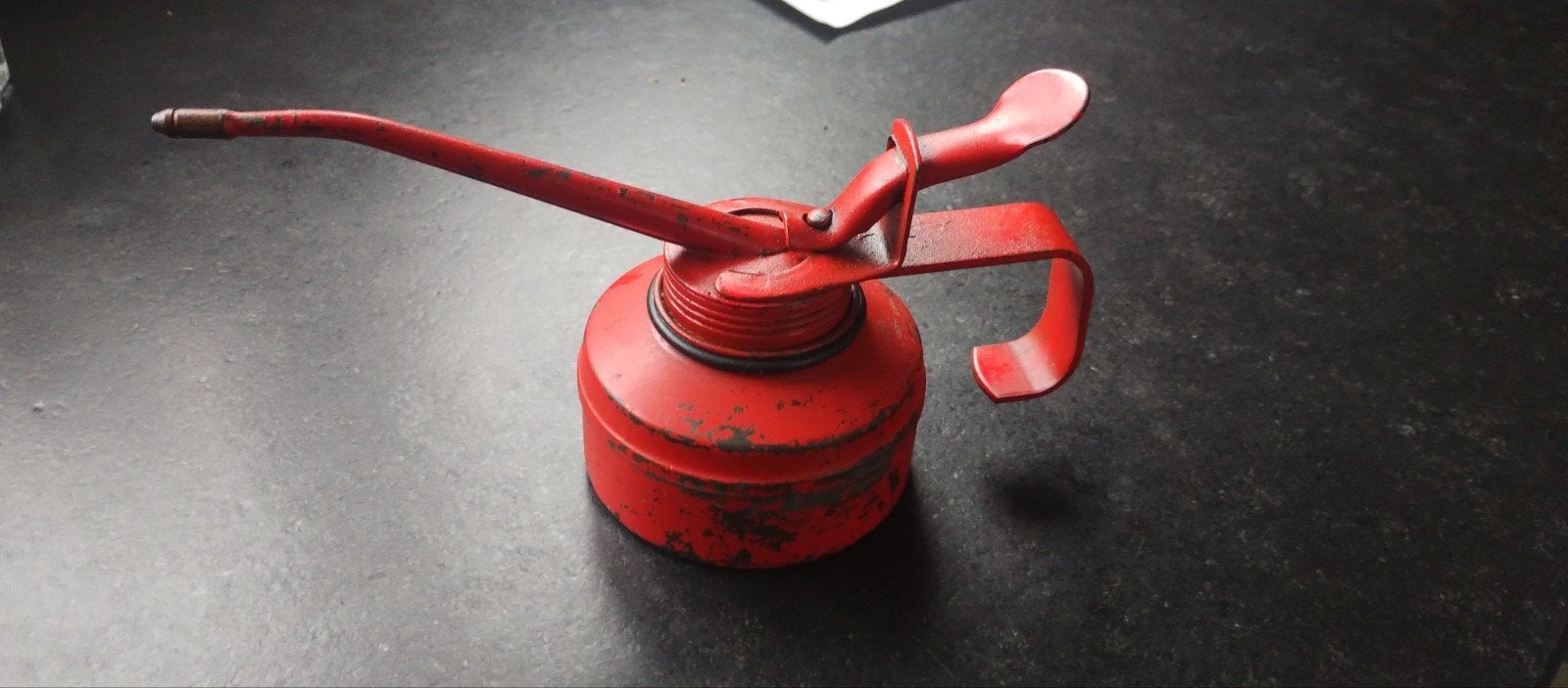 Vintage rode oliespuit - Gebruikt maar functioneel, Ophalen of Verzenden, Gebruikt, Overige typen