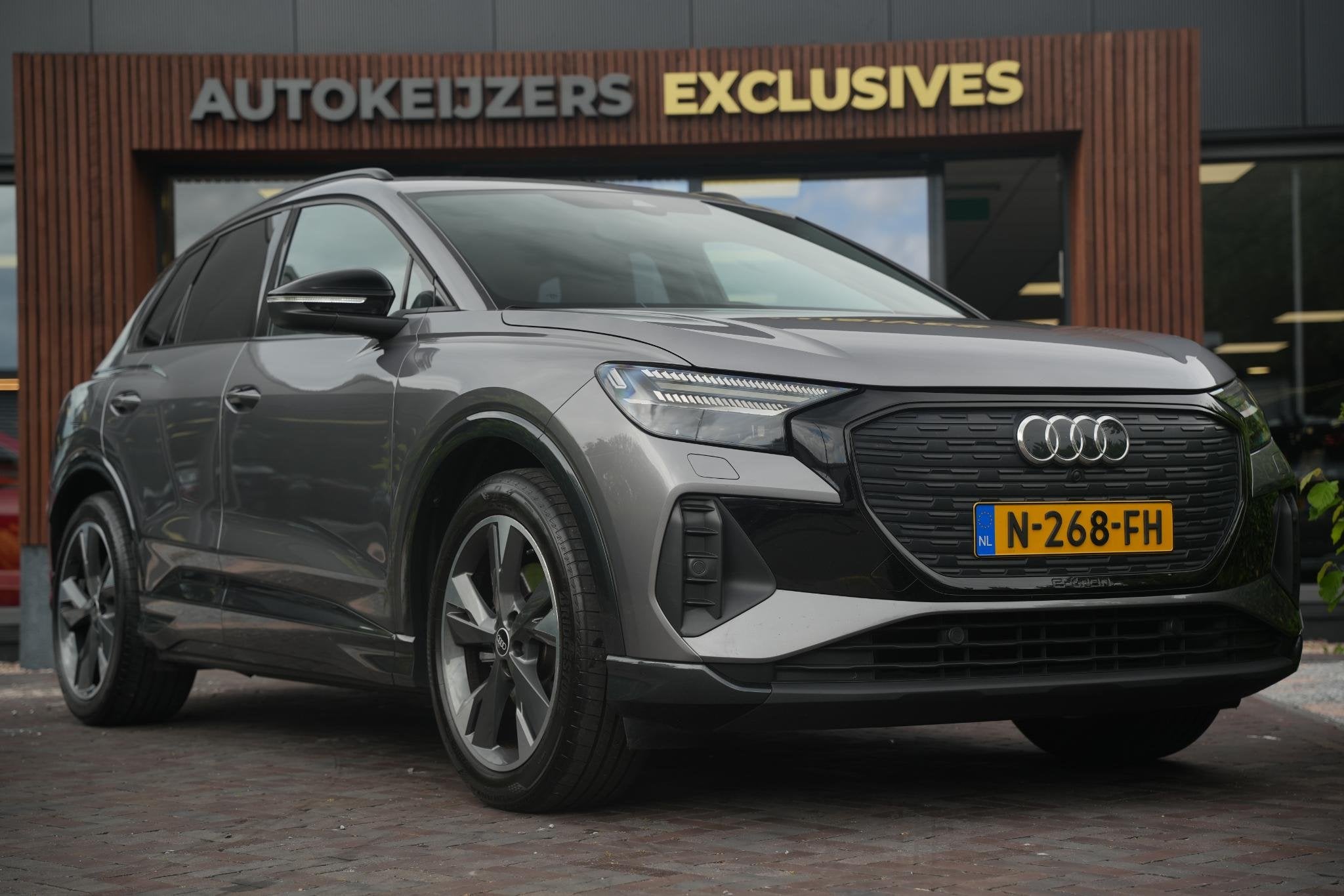 Audi Q4 e-tron 35 Launch edition Advanced 55 kWh Verkeersbor, Auto's, Audi, Automaat, Gebruikt, Zwart, 1865 kg