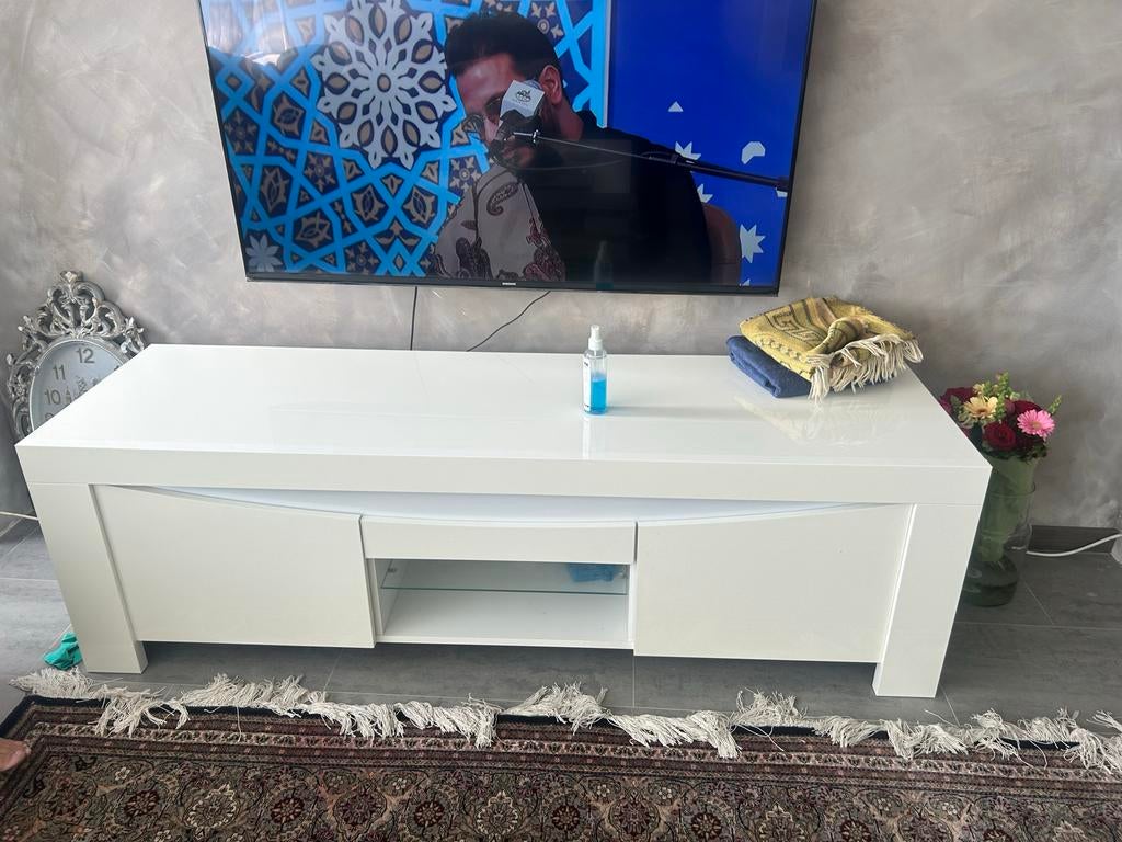 Moderne witte tv-meubel met opbergruimte, Overige materialen, 100 tot 150 cm, Ophalen of Verzenden, Zo goed als nieuw