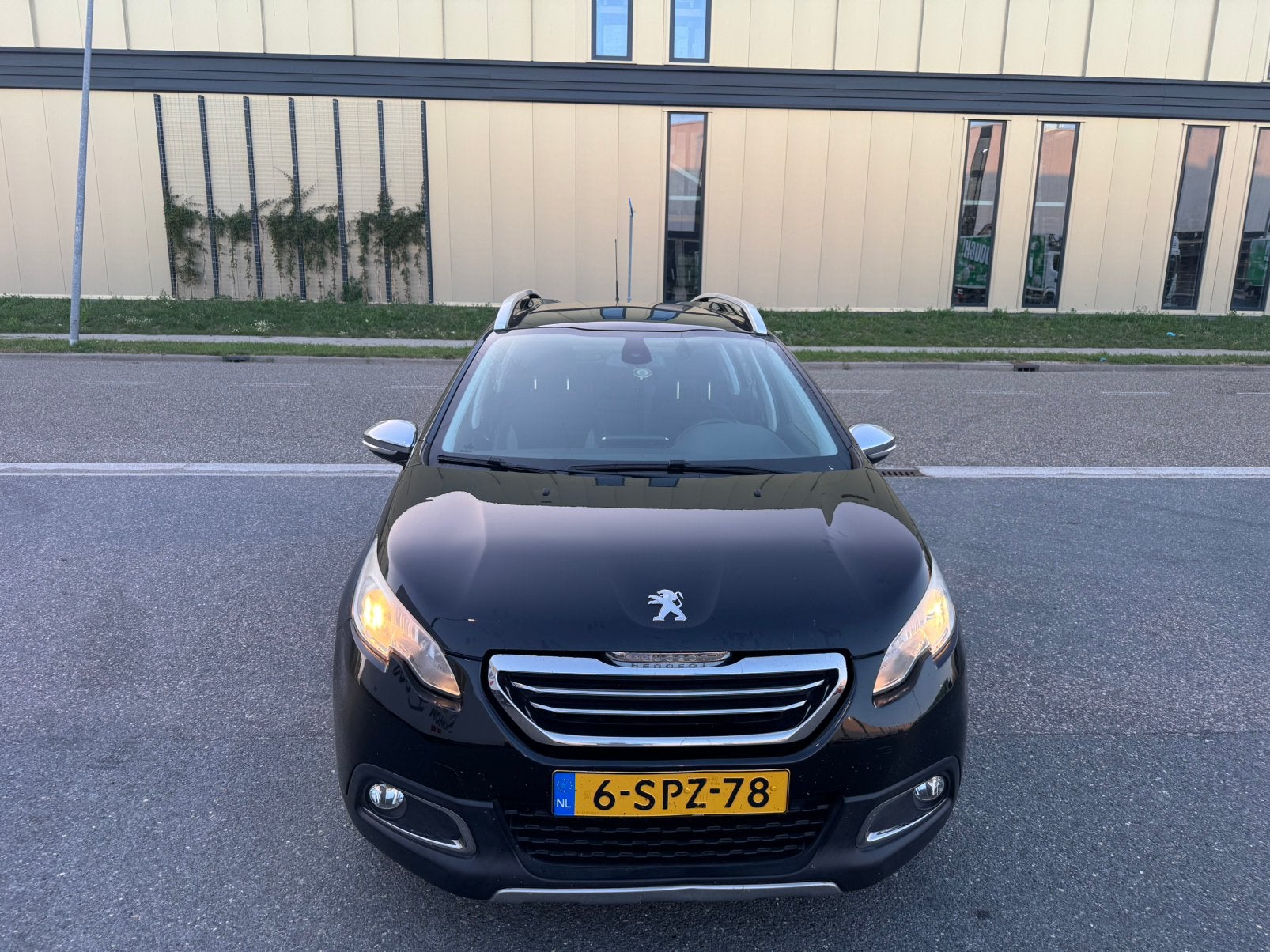 Peugeot 2008 1.2 VTI 60KW/82PK 2013 Zwart, Auto's, Voorwielaandrijving, 40 €/maand, 1199 cc, Zwart