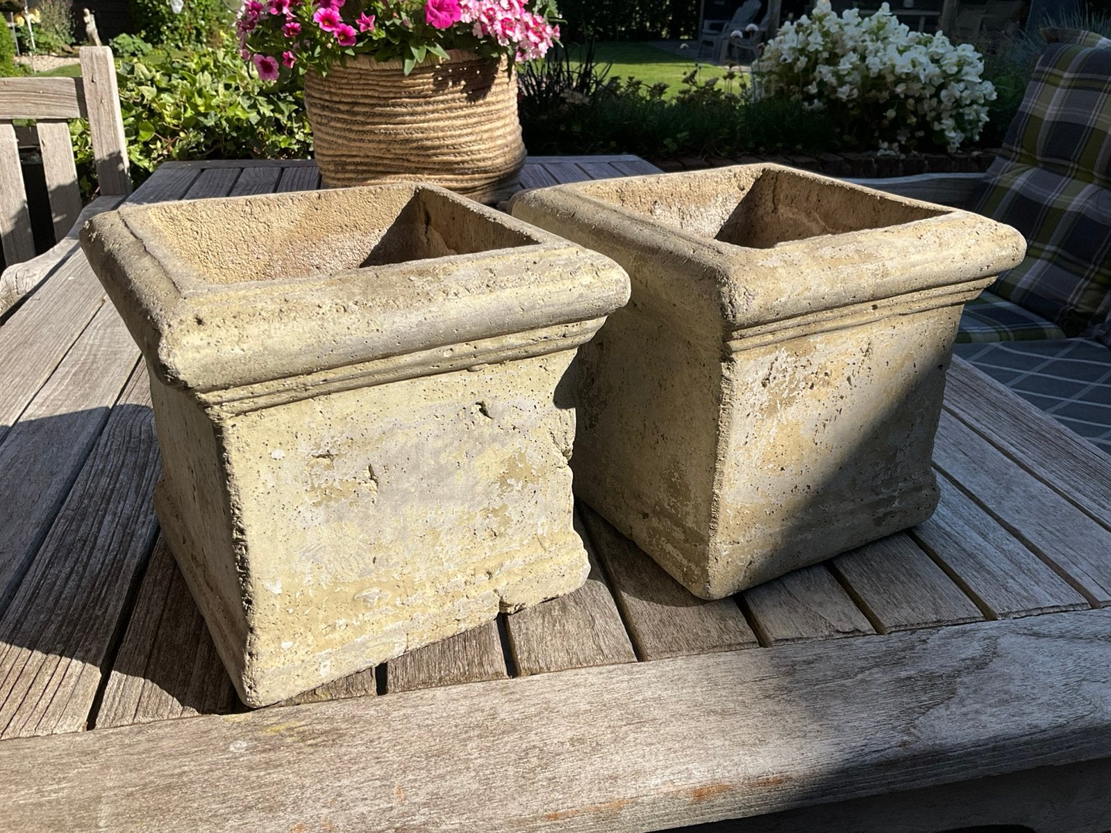 Te koop: twee zware betonnen plantenbakken, Tuin en Terras, Bloembakken en Plantenbakken, Ophalen, Vierkant, Binnen, Minder dan 30 cm