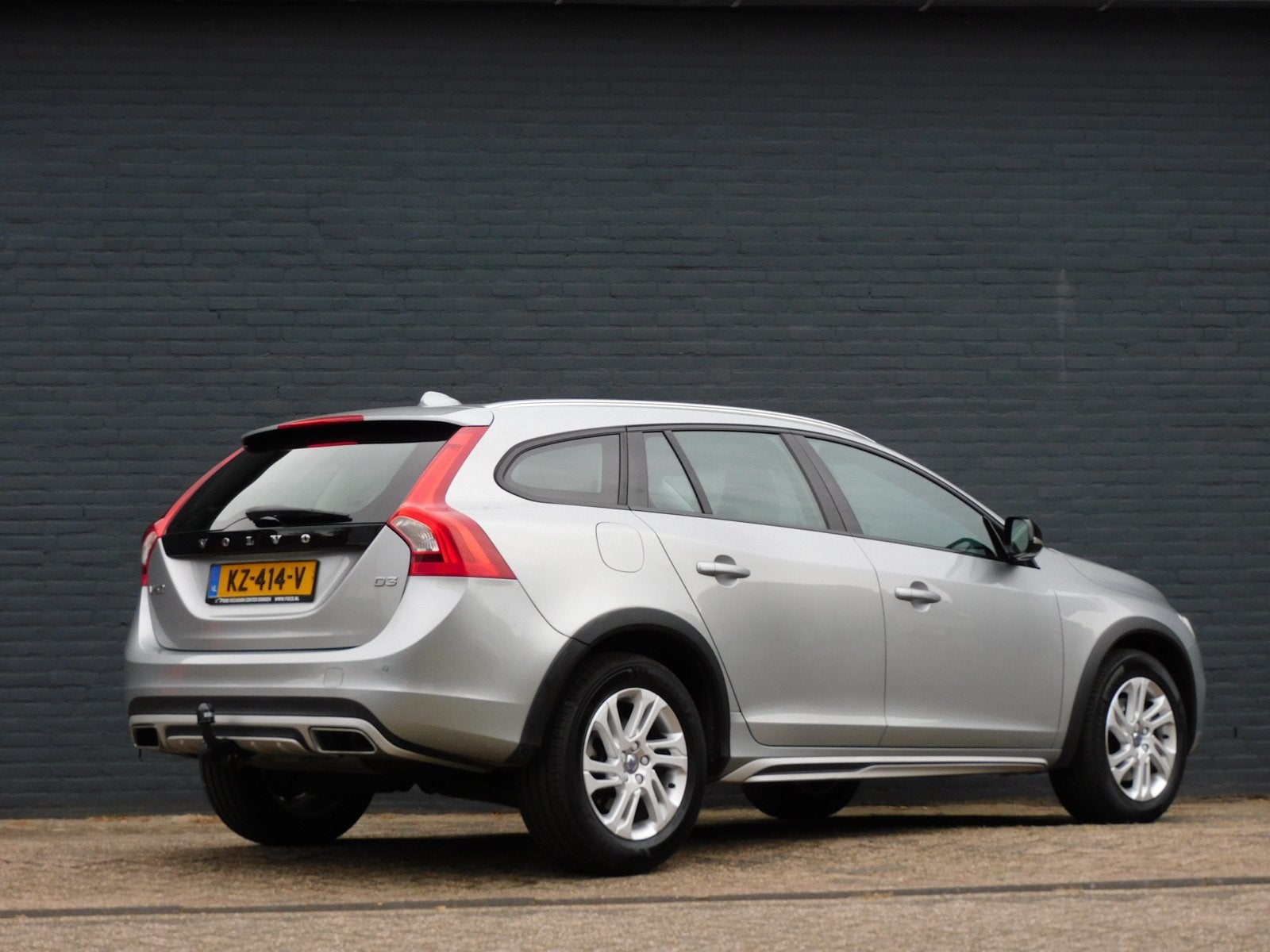 Volvo V60 Cross Country 2.0 D3 Momentum TOPSTAAT! DEALER OND, Auto's, Dealer onderhouden, 4 cilinders, Leder en Stof, Origineel Nederlands