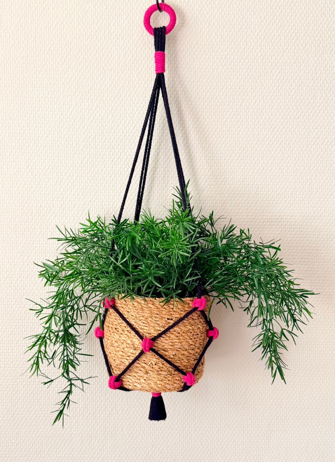 Handgemaakte macramé plantenhanger - zwart/roze (blackpink), 71 cm, Textiel, Nieuw, Ophalen of Verzenden
