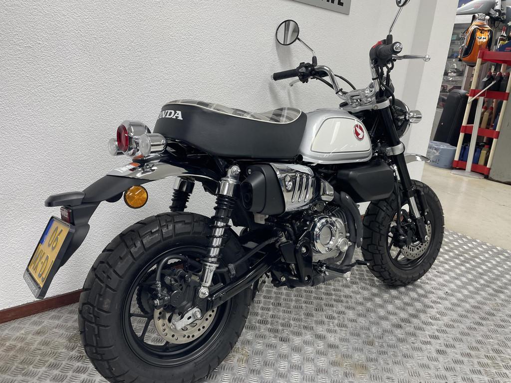Honda MONKEY 125 ABS Z125MA LIMITED EDITION FABRIEKSGARA, LED Verlichting, Rivium Boulevard 222-11
2909 LK  Capelle aan den Ijssel, NL