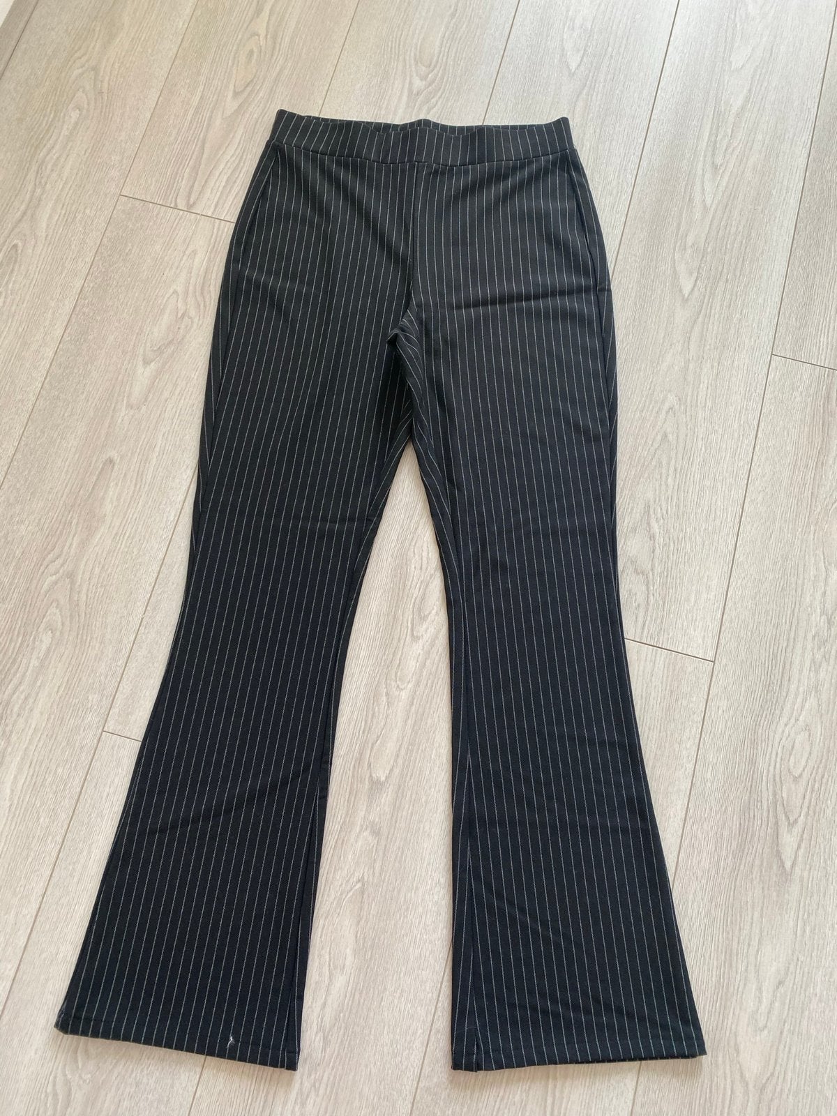 Zwarte flared broek met krijtstreep - Distrikt Nørrebro, Kleding | Dames, Zwart, Maat 42/44 (L), Ophalen of Verzenden, Zo goed als nieuw