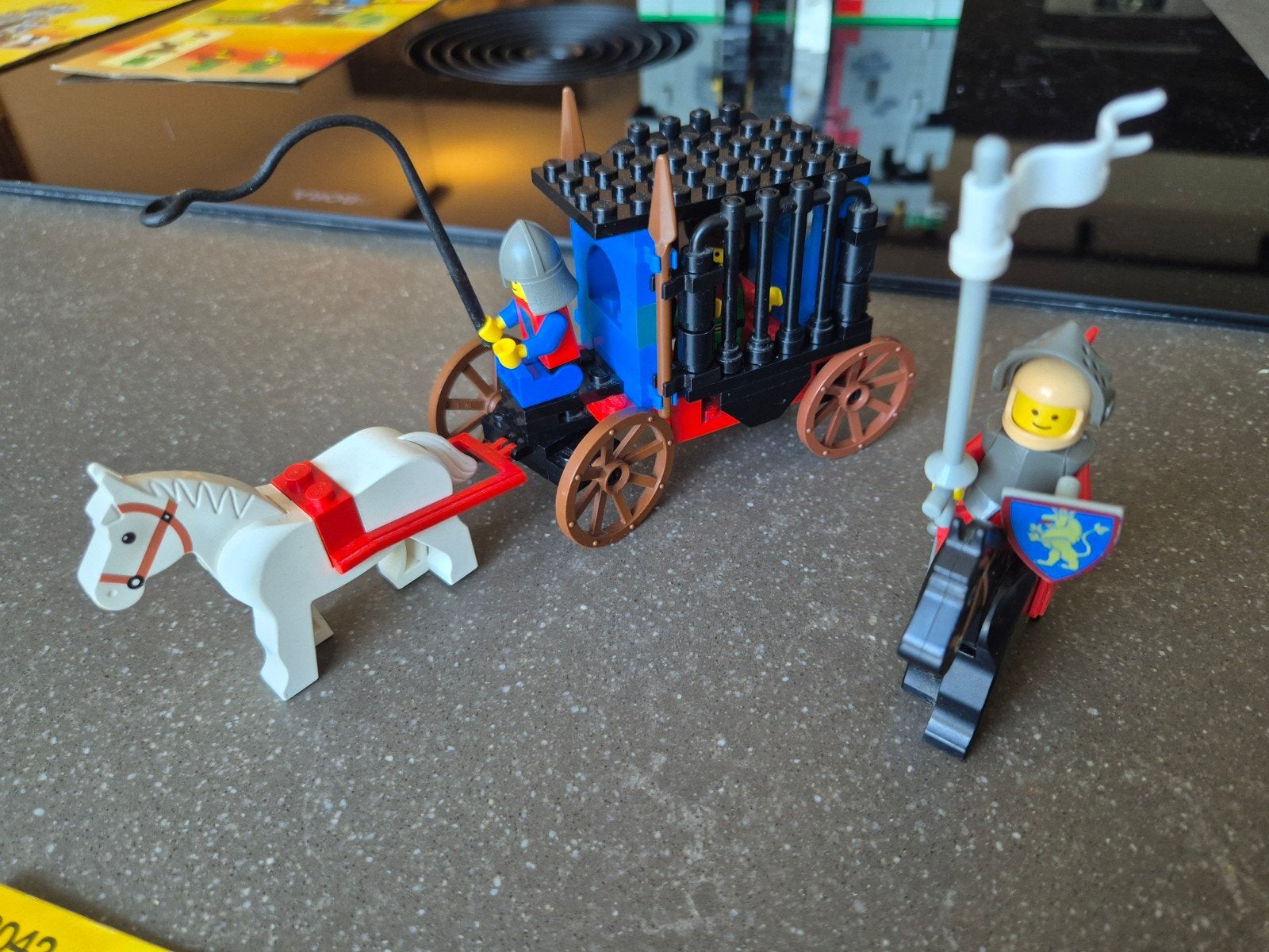 Lego Legoland 6042 Koets met gevangene en ridder, Compleet, Gebruikt, Lego, Ophalen of Verzenden