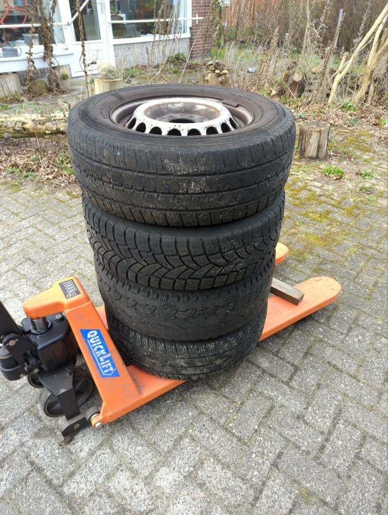 Autoband van  sprinter 2012. 235/65R 16C 115/113R, Ophalen