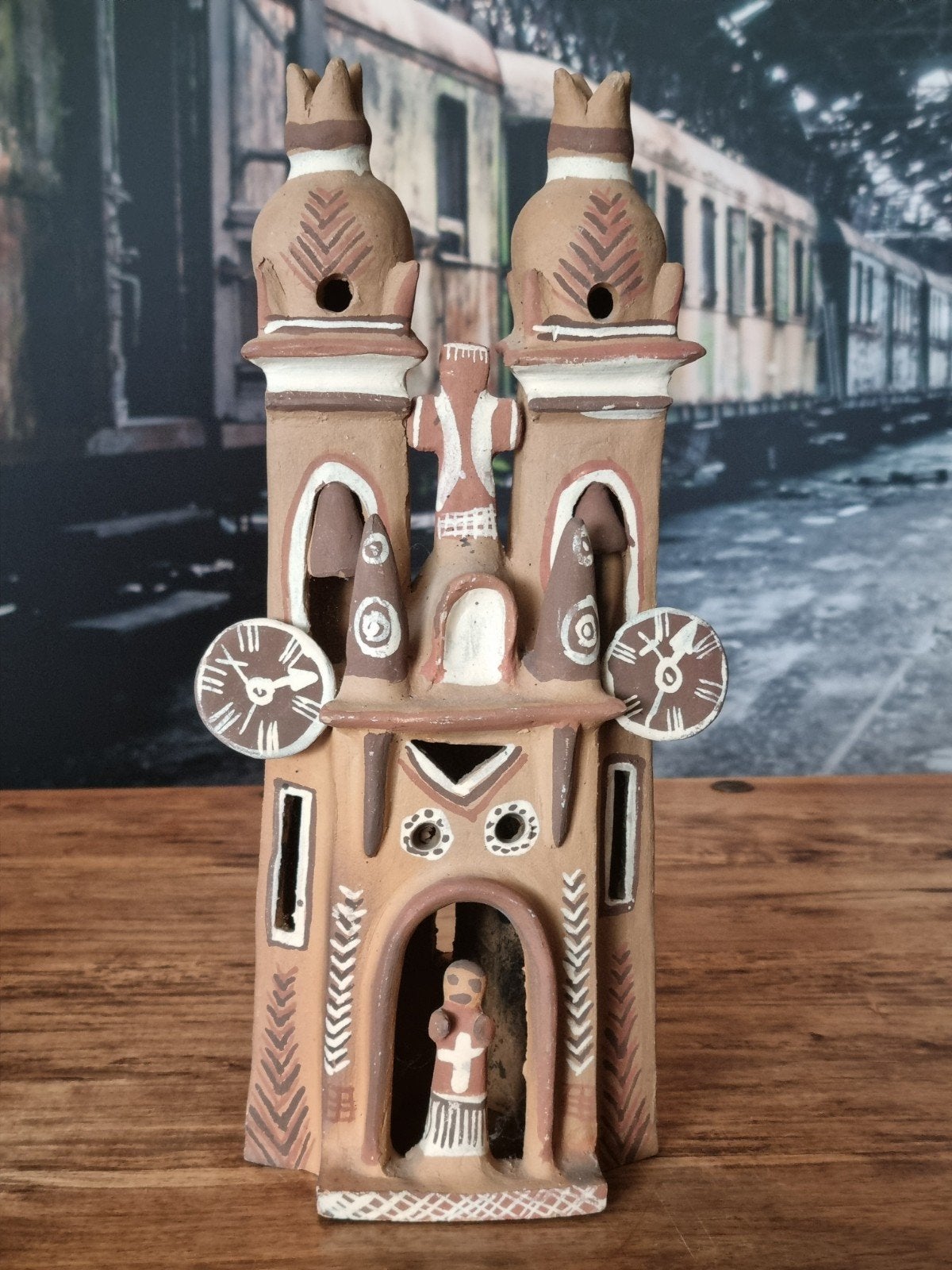 Uniek handgemaakt terracotta beeld - Kerk met figuren, Ophalen