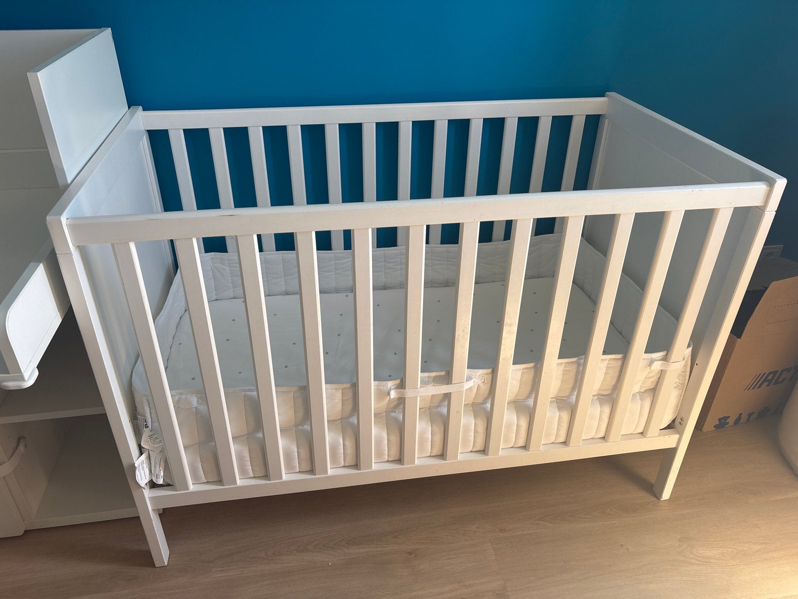 IKEA SUNDVIK babybed met matras en hoeslaken, Ophalen, Gebruikt, Ledikant