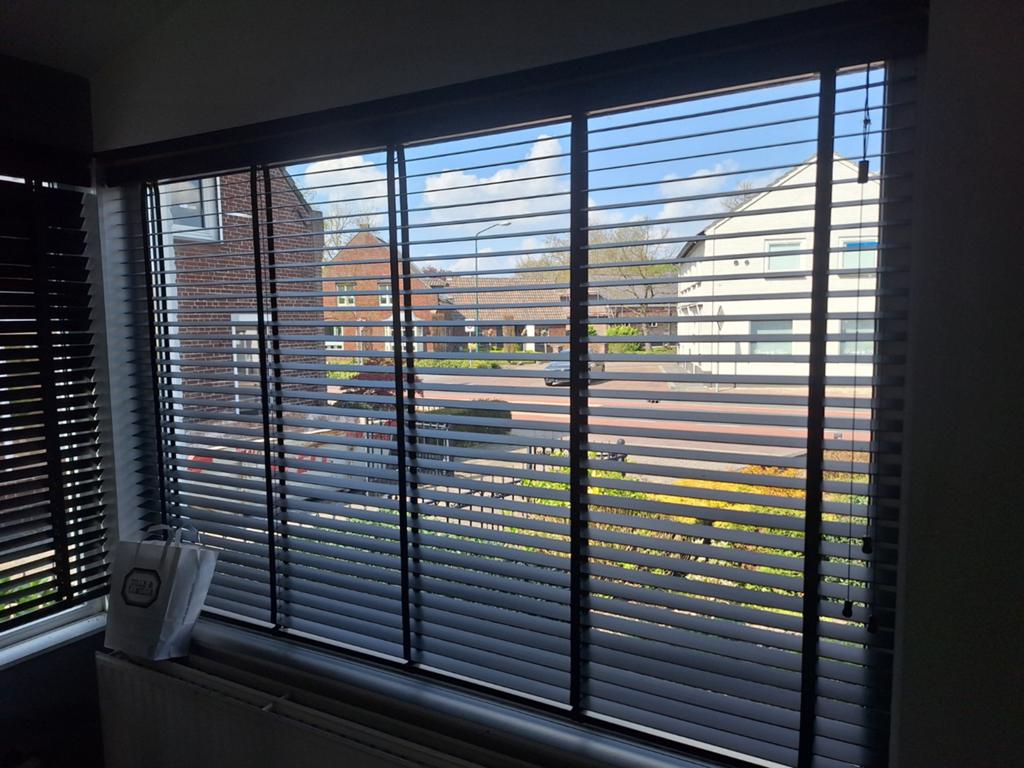 Zwarte houten jaloezieën, Huis en Inrichting, Stoffering | Gordijnen en Lamellen, Ophalen of Verzenden, Zo goed als nieuw, 200 cm of meer