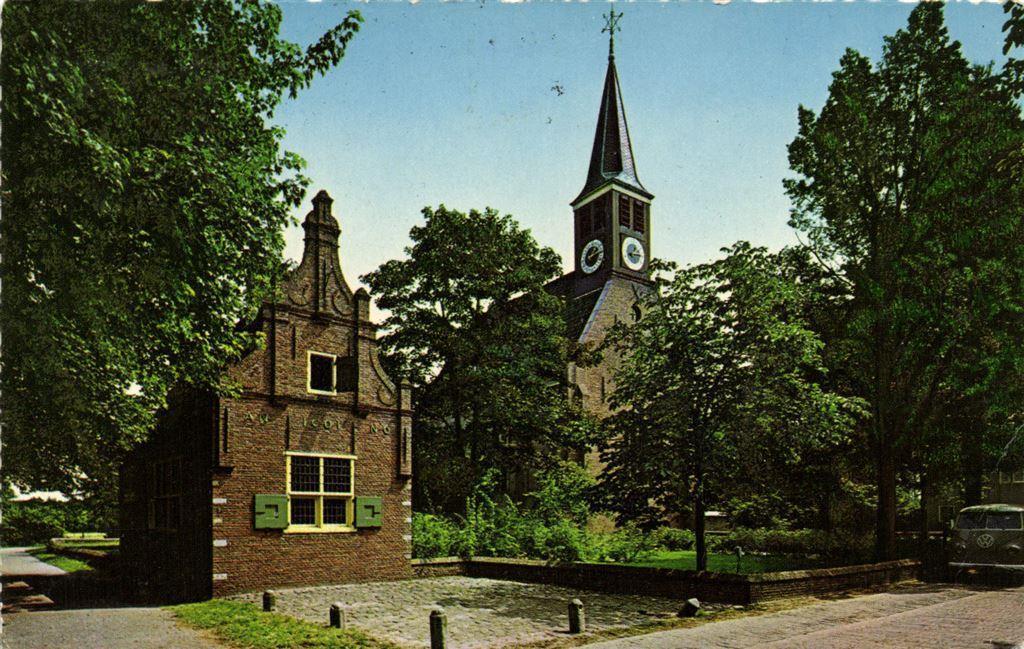 Schoorl, N.H. Kerk met 17de eeuw s Raadhuis - VW-bus - 1966, Ophalen of Verzenden, Voor 1920, Gelopen, Noord-Holland