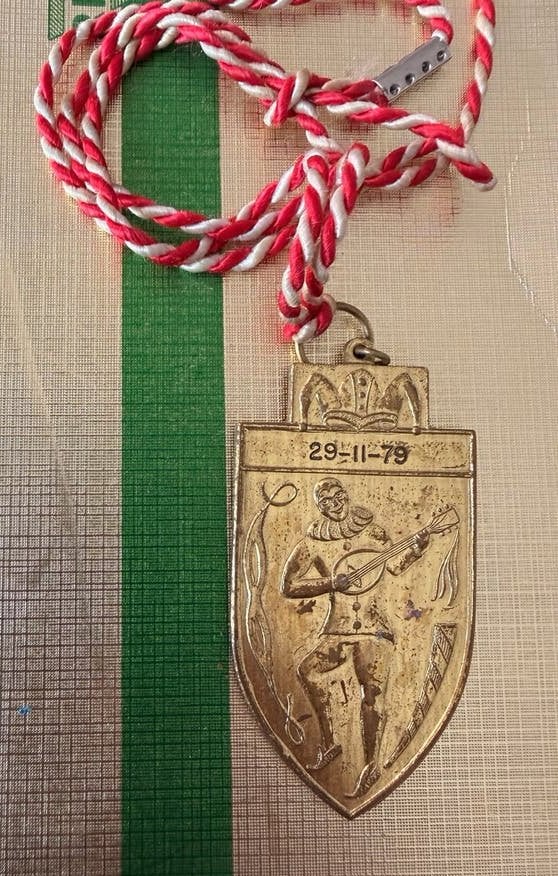 Prachtige Carnaval ketting met nar medaille - 29-11-1979, Verzenden, Gebruikt, Feestartikel, Carnaval