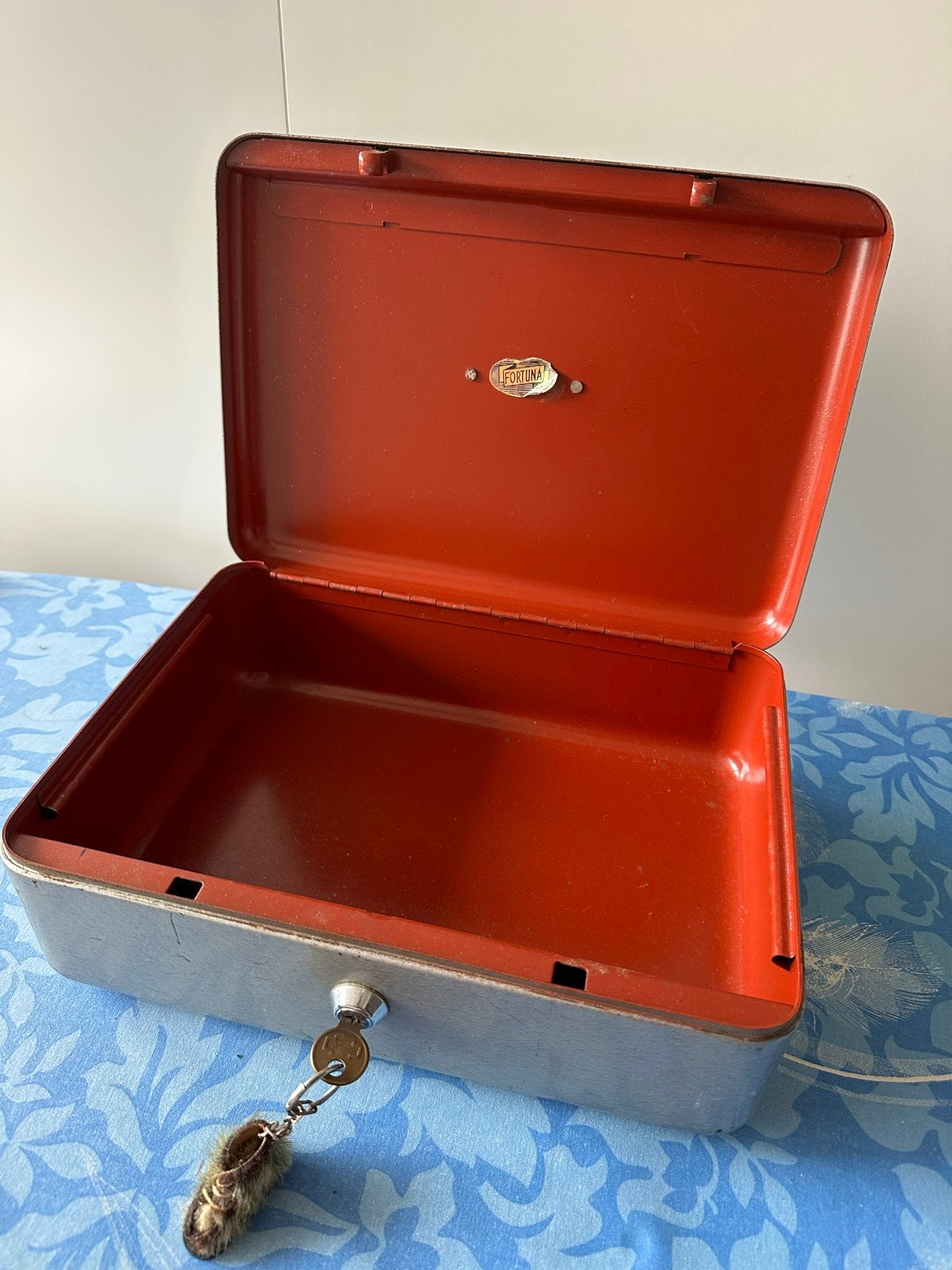 Vintage Geld/Sieraden kist met Sleutel - Grijs/Rood, Huis en Inrichting, Ophalen of Verzenden, Gebruikt, Brandkast