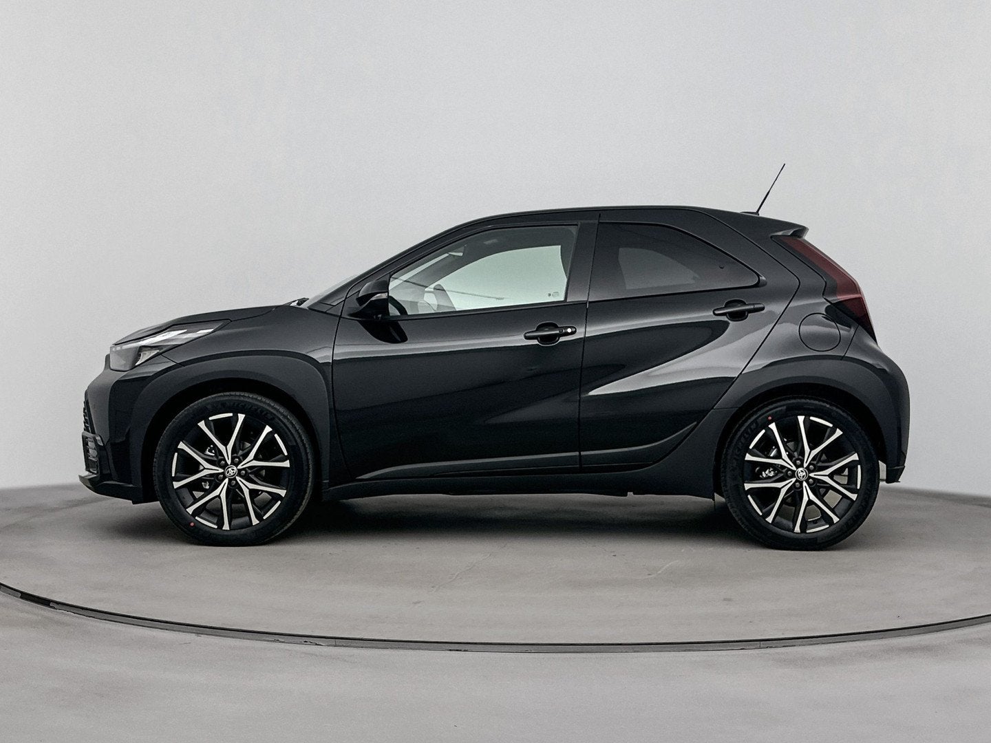 Toyota Aygo X Hybrid 115 GR Sport (bj 2026, automaat), 12 maanden, 4 stoelen, Zwart, Hybride Elektrisch/Benzine