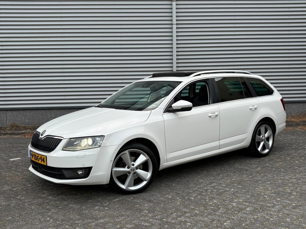 Skoda Octavia Combi 1.4 TSI Grt Eleg Bns PANO Trekhaak Xenon, Auto's, Euro 5, Zwart, 4 cilinders, Leder en Stof