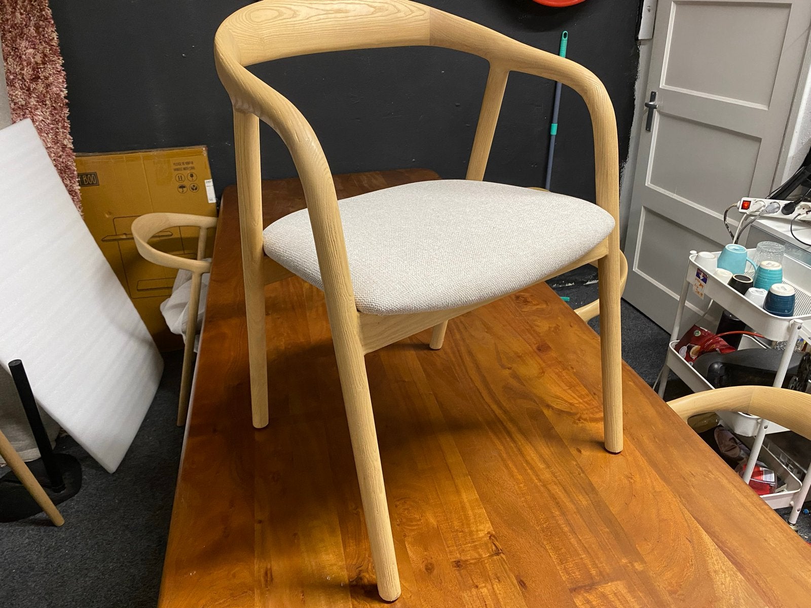 Japandi Rayven stoelen van massief essenhout