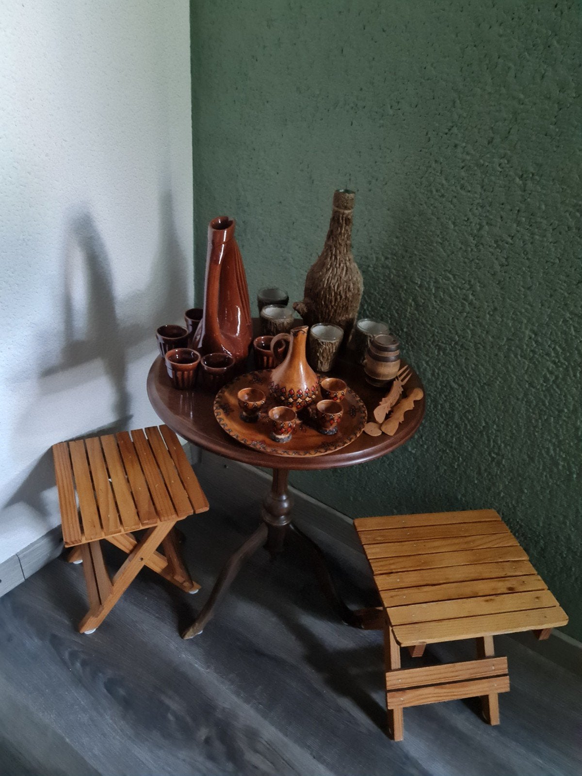 Vintage aardewerk drankset met dienblad en krukjes, Ophalen