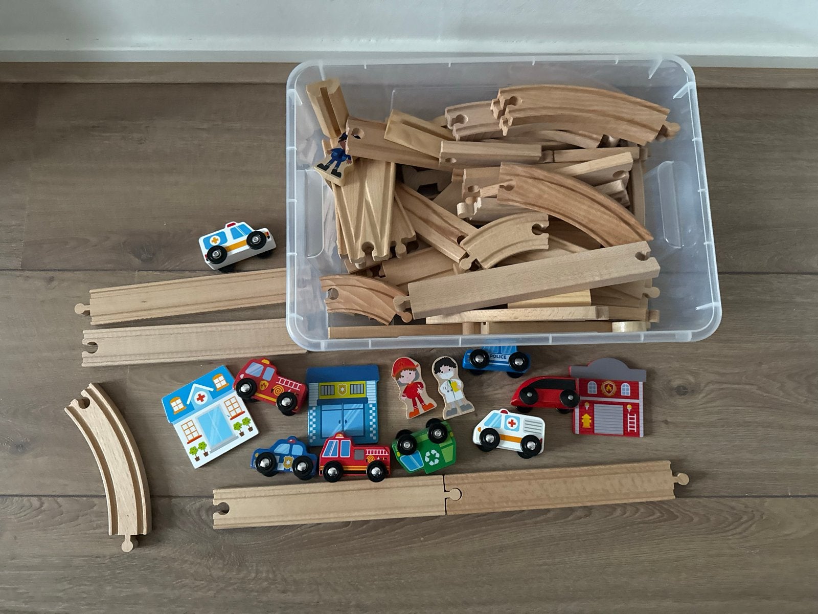 Houten treinbaan met voertuigen en accessoires, Ophalen of Verzenden, Gebruikt, Jongen of Meisje