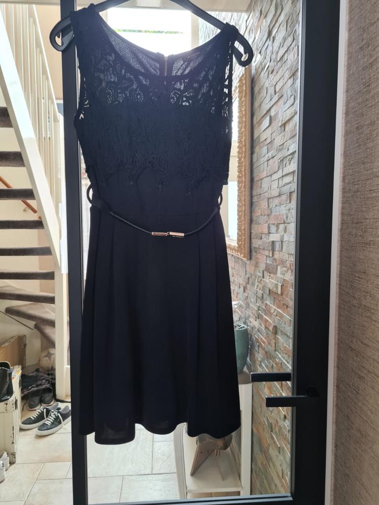 Te koop nieuwe zwarte dames jurk, merk In Vogue, maat M., Kleding | Dames, Jurken, Zwart, Nieuw, Ophalen of Verzenden, Knielengte