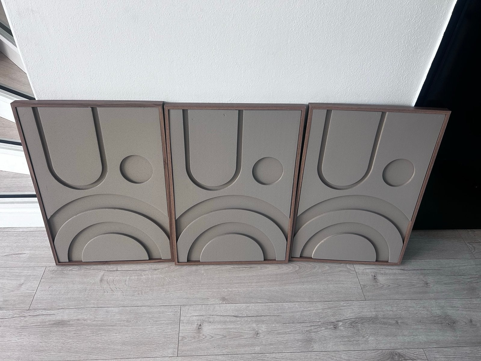 Set van 3 moderne wandpanelen - Grijs met houten frame, Ophalen, Hout, Zo goed als nieuw, Wandbord of Wandpaneel