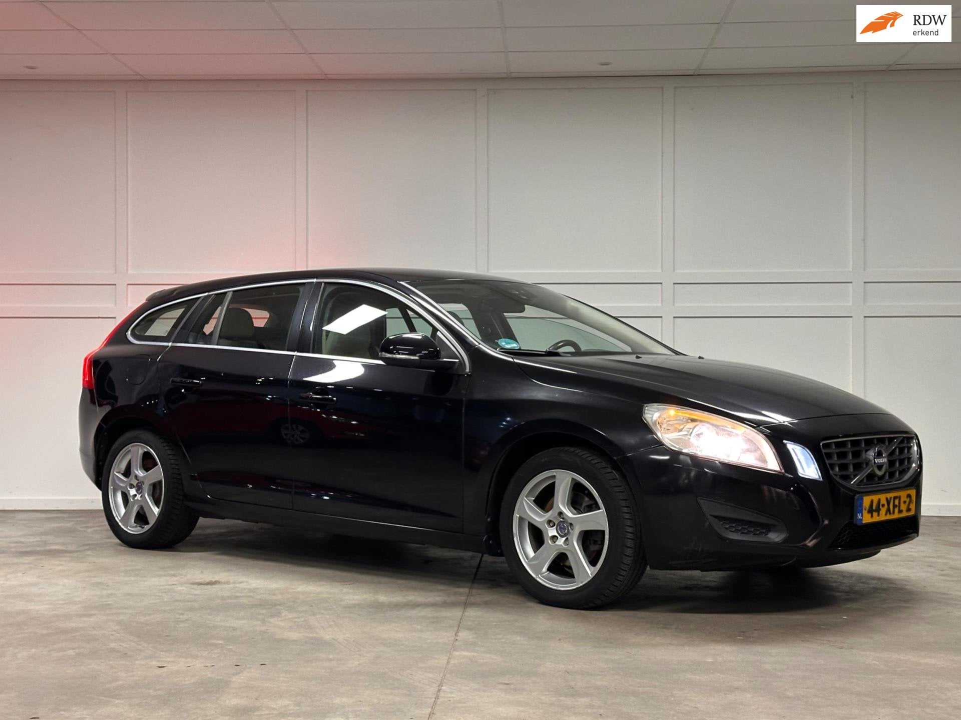 Volvo V60 1.6 T3 Momentum / Navi / Leer / Cruise / 2012, Auto's, Voorwielaandrijving, Gebruikt, 4 cilinders, 150 pk