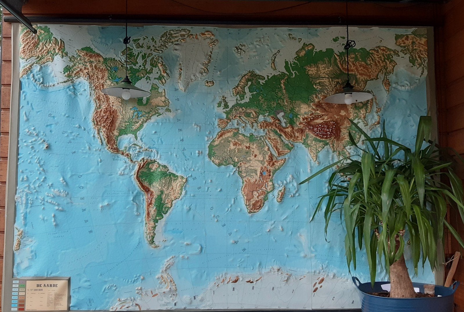 Grote reliëf wereldkaart - De Aarde, Ophalen, Overige atlassen, 2000 tot heden, Zo goed als nieuw