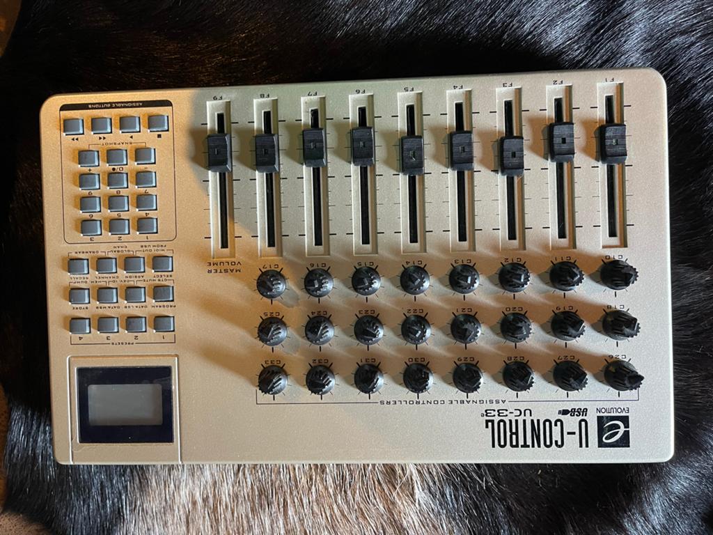 Evolution U-CONTROL UC-33 MIDI Controller, Ophalen of Verzenden, Gebruikt, Minder dan 5 kanalen