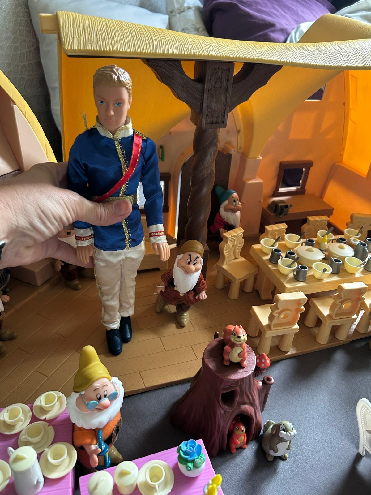 Foto 14 van Compleet Disney Sneeuwwitje huis met poppen en accessoires