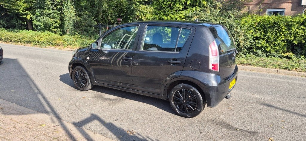 Daihatsu SIRION 1.0-12V Premium/Airco/Trekhaak, Auto's, Voorwielaandrijving, Gebruikt, Met garantie (alle), Zwart