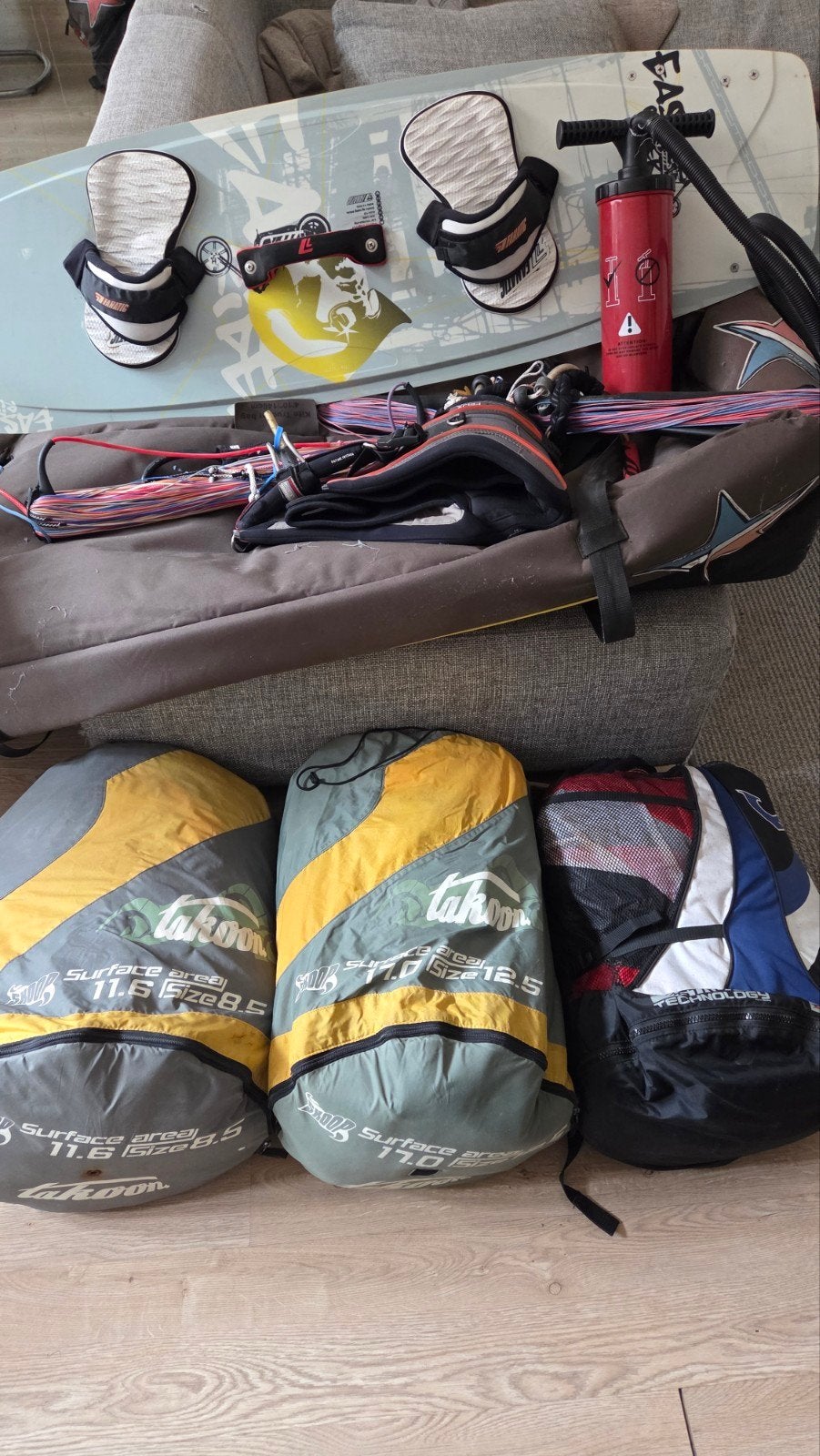 Complete Kitesurf Set: 3 Kites, Board, Bar, Trapeze, Pomp, Watersport en Boten, Kitesurfen, Ophalen, Gebruikt, Kitesurf-set, Twintip