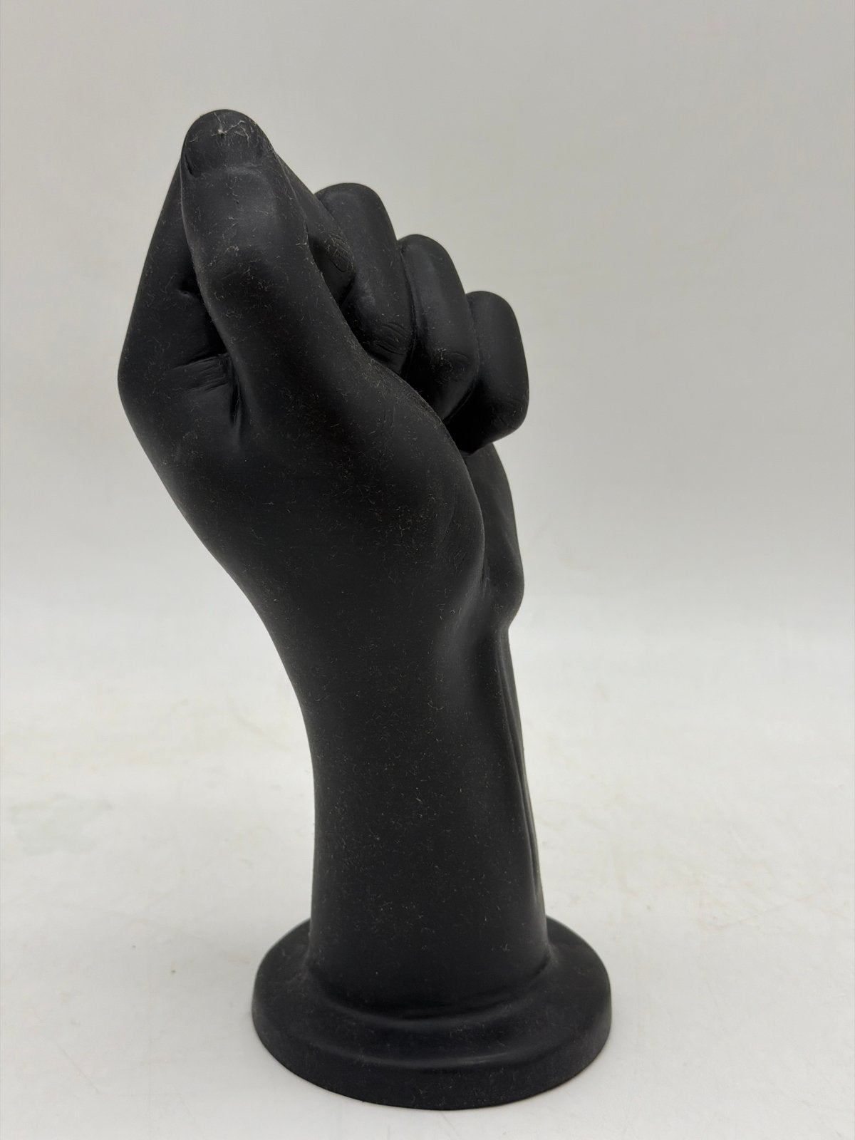Zwarte vuist sculptuur - Krachtig en modern design, Antiek en Kunst, Overige onderwerpen, Ophalen of Verzenden, Op sokkel, Overige materialen