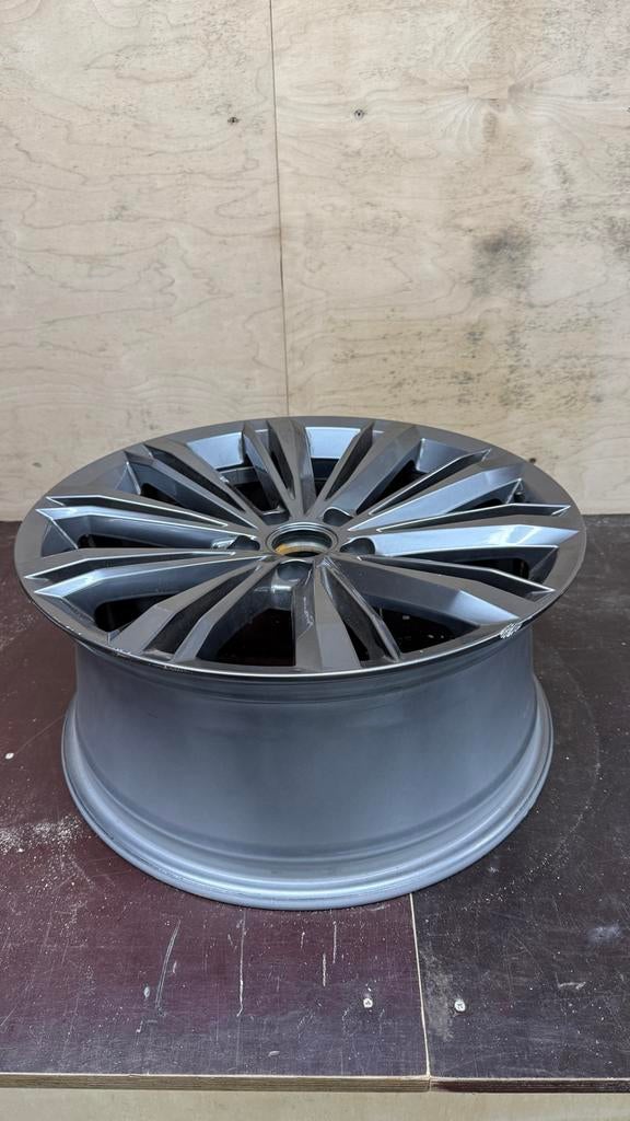 VW R-line Liverpool velg 18” met lichte schade, Auto-onderdelen, Banden en Velgen, Ophalen, 18 inch, Gebruikt, Velg(en)