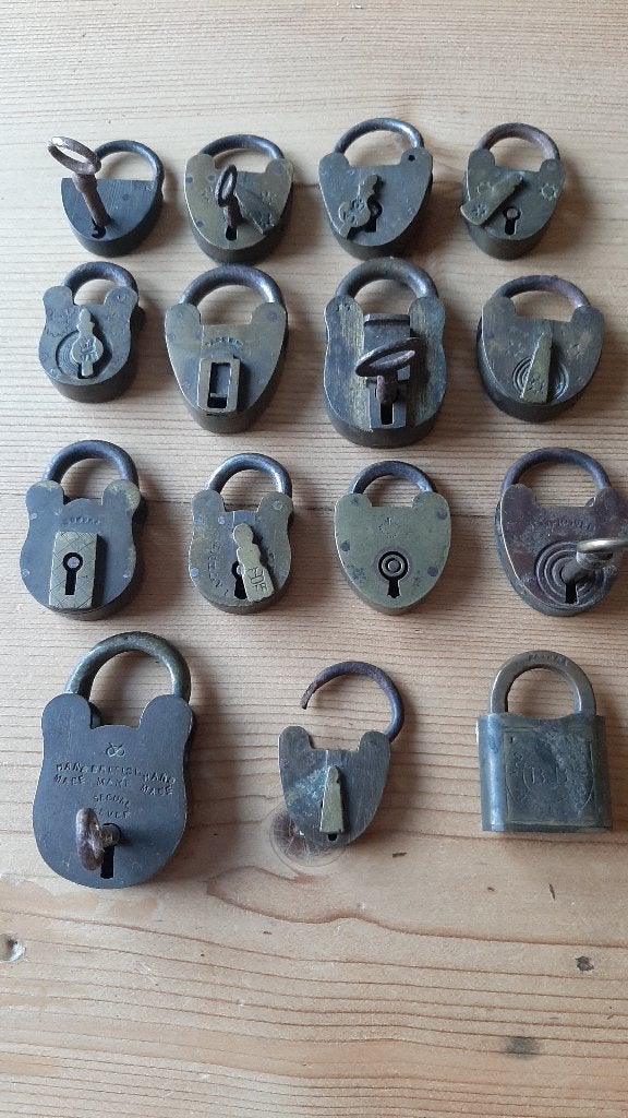 15 kleine bronzen 19e eeuwse hangslotjes, Ophalen of Verzenden