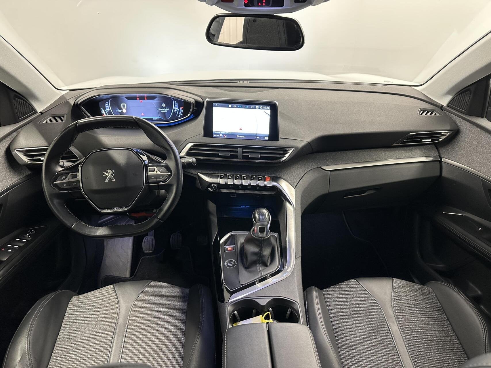 Peugeot 3008 1.2 PureTech Blue Lease Premium CARPLAY NAVI CA, Auto's, Voorwielaandrijving, Gebruikt, 1199 cc, Met garantie (alle)