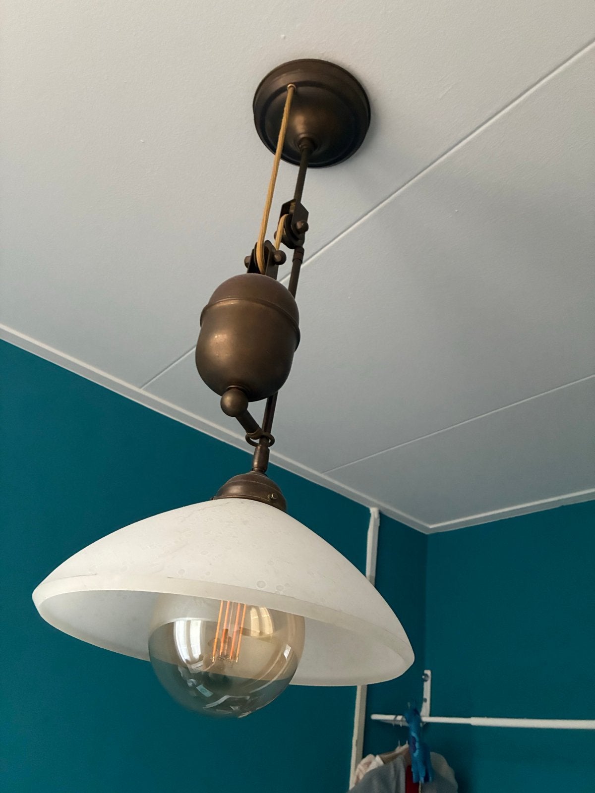Vintage plafondlamp met katrolsysteem en glazen kap, Ophalen, Gebruikt, Glas, E27 (groot)