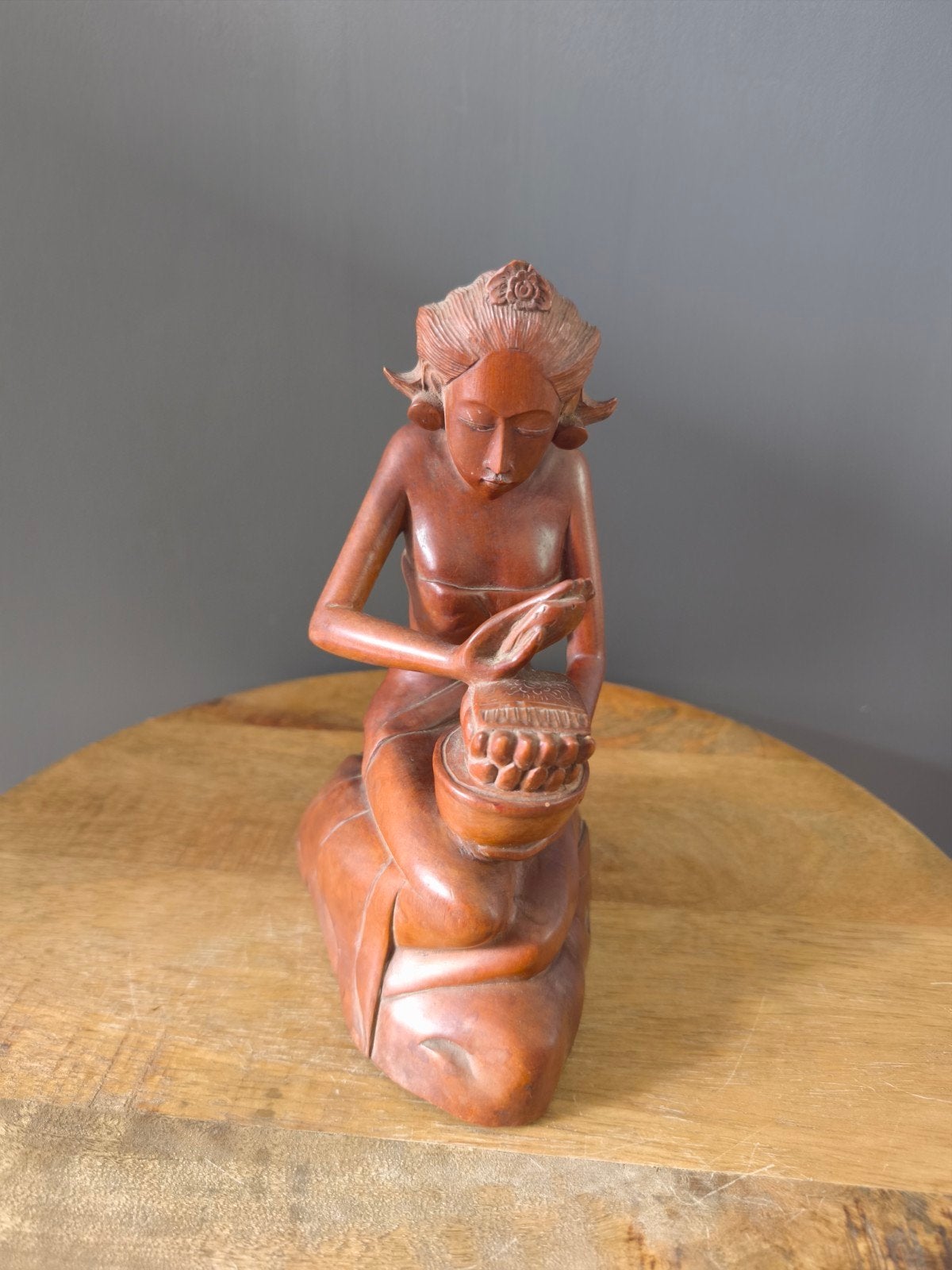Art Deco Balinees Houtsnijwerk Vrouw Beeld - 22 cm, Houtsnijwerk, Art deco, Ophalen of Verzenden, Handgemaakt