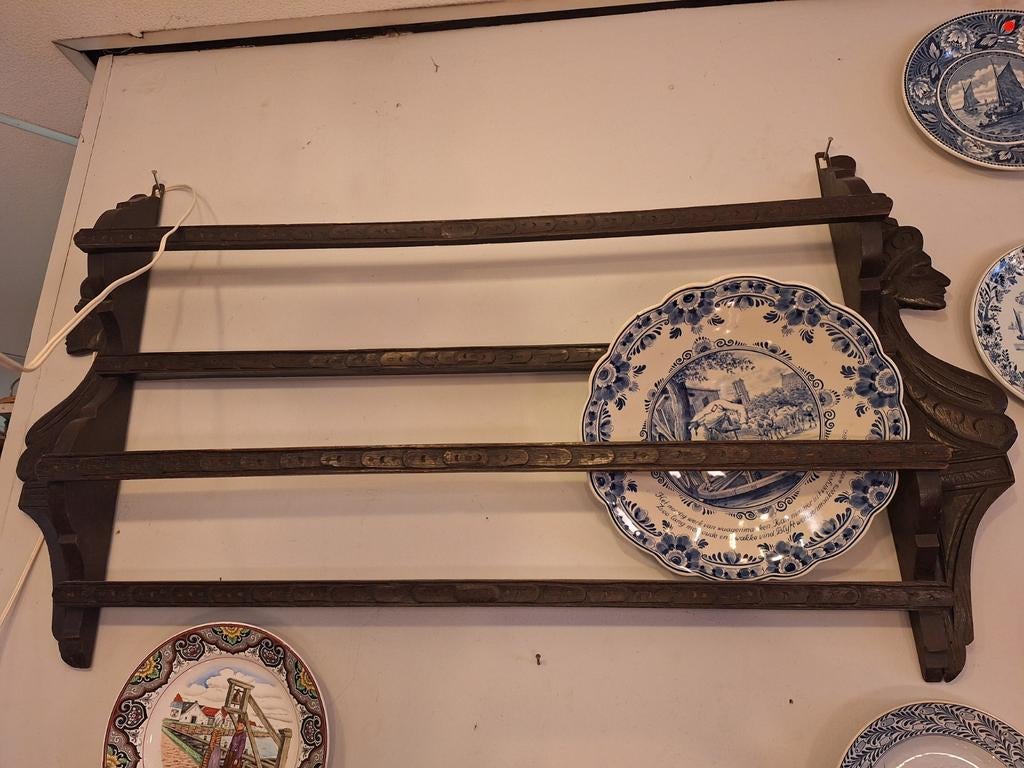 Antiek houten bordenrek met houtsnijwerk, Ophalen