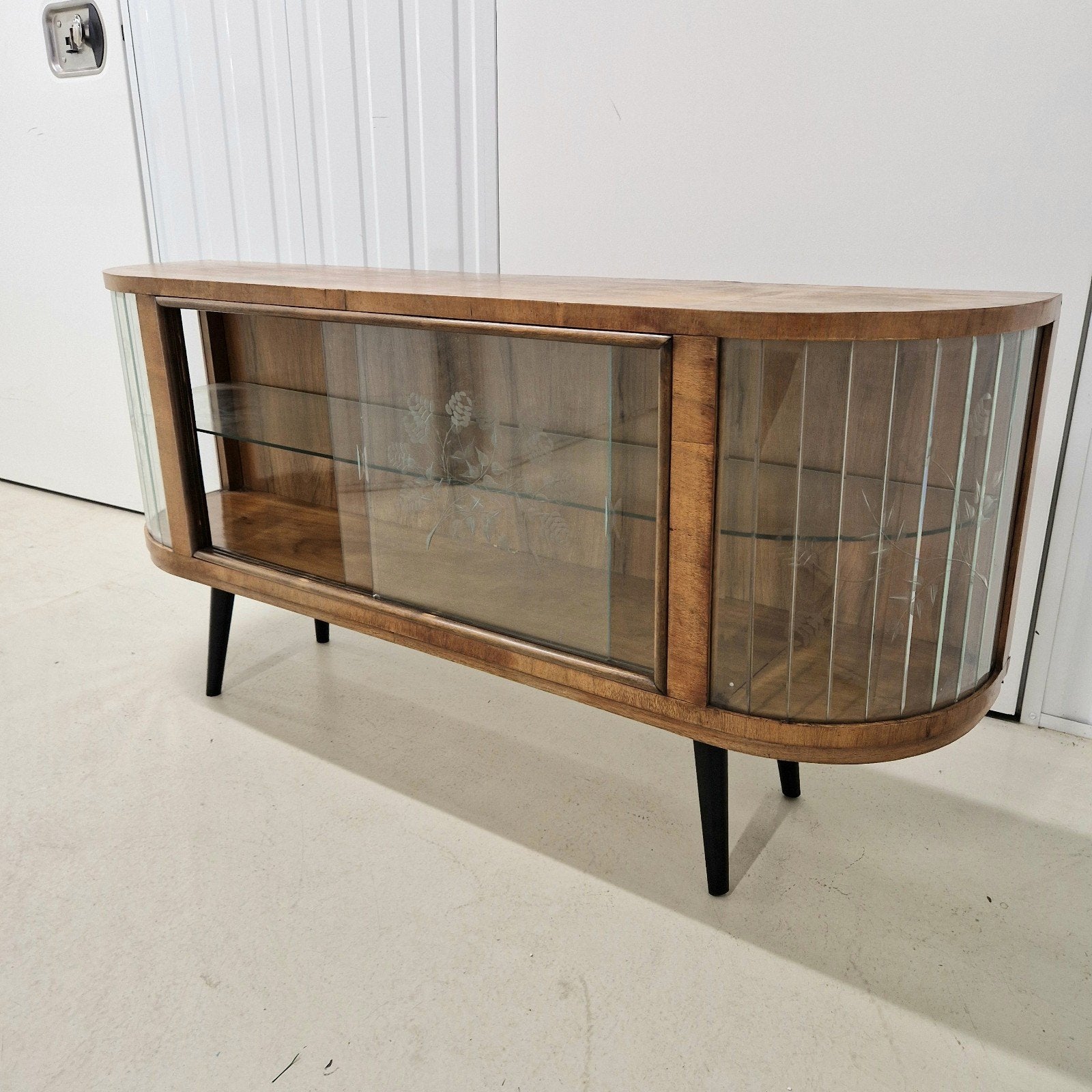 Uniek vintage dressoir met subtiele glasgravures