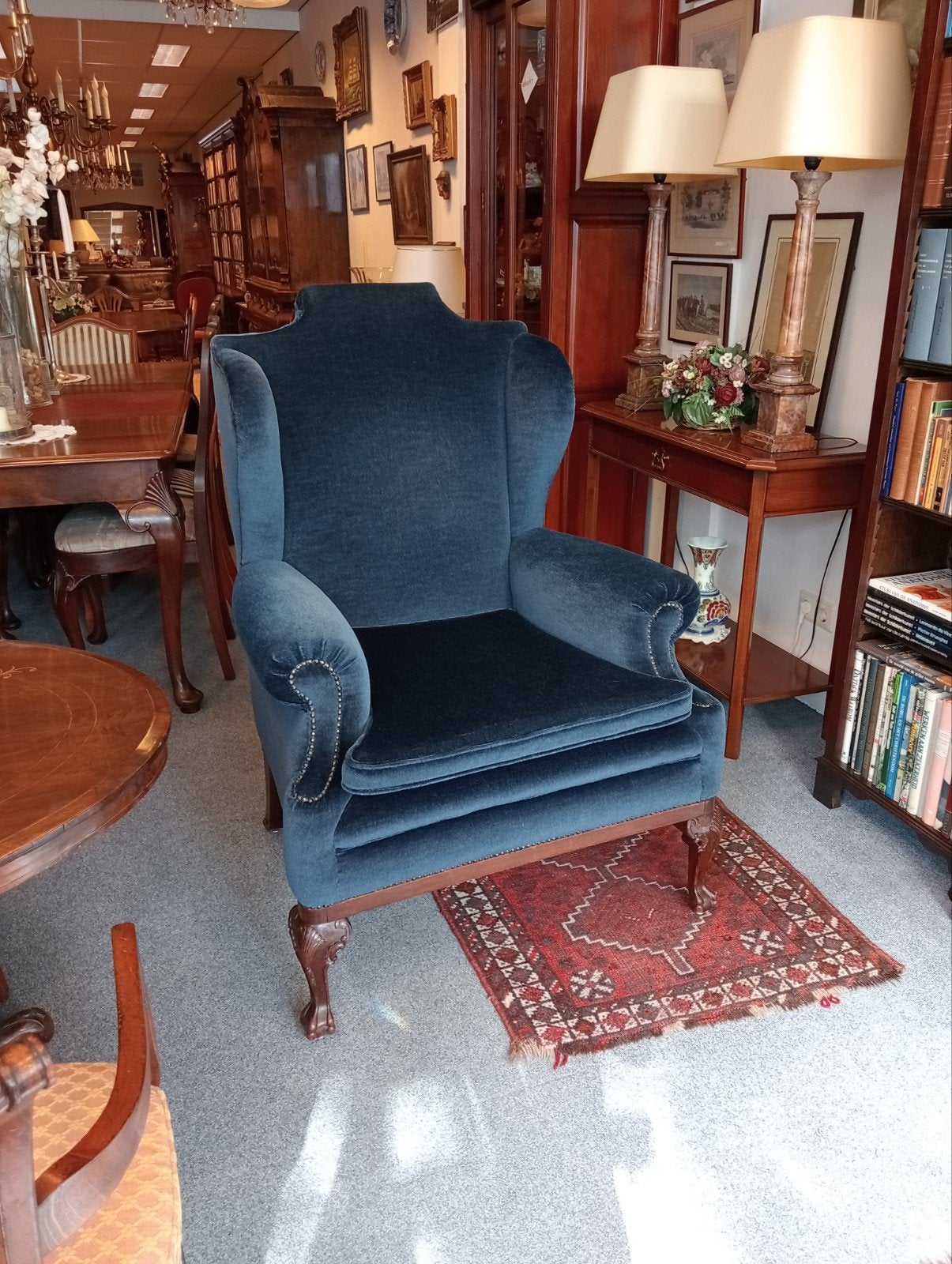 Antieke oorfauteuil in blauw velours in Nieuwstaat, Ophalen of Verzenden