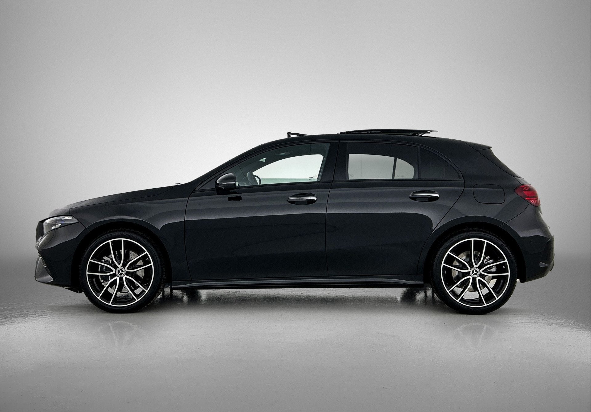 Mercedes-Benz A-Klasse 250 e Business Solution AMG | AMG Lin, Verwarmde buitenspiegels, 4 cilinders, 15 kWh, Zwart
