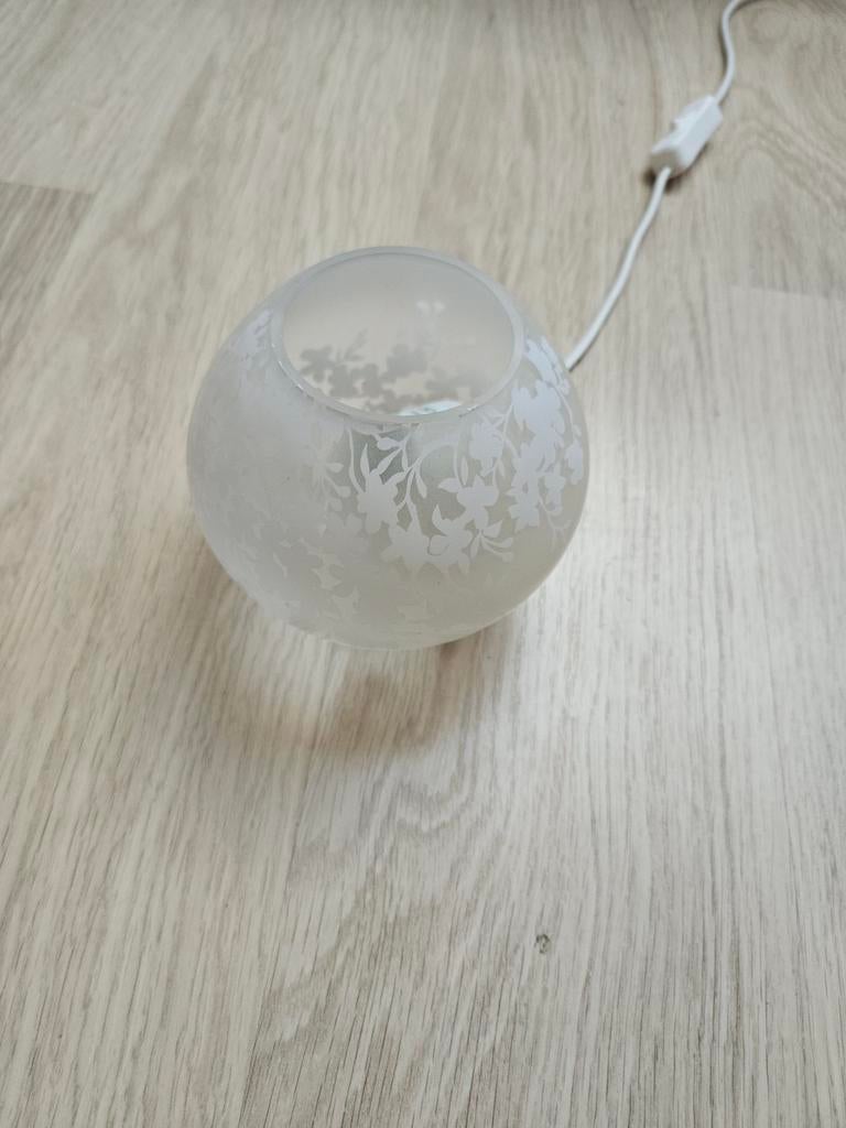 IKEA FADO tafellamp, matglas met bloemmotief, Ophalen of Verzenden, Zo goed als nieuw, Modern, Sfeervol, Bloemmotief