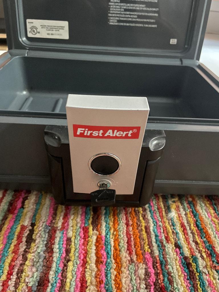 First Alert geldkoffer kluis waardekluis brand en waterdicht, Hard kunststof, Slot, Minder dan 50 cm, Ophalen of Verzenden